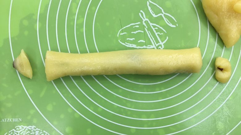 Q弹双色麻薯豆沙卷,切开两头。切段。切成3-5厘米长,