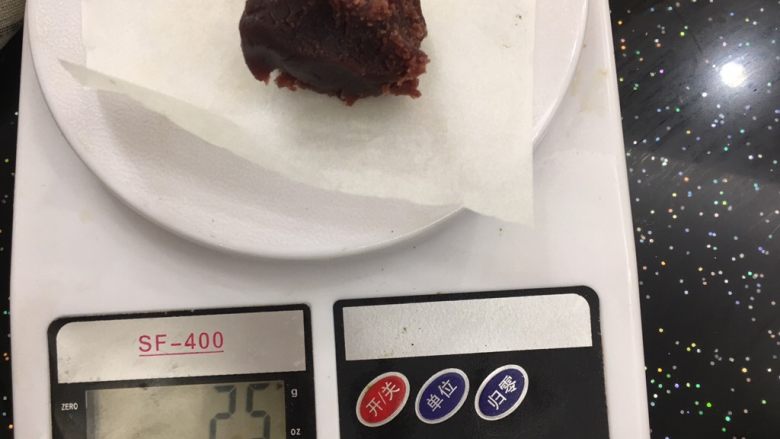 Q弹双色麻薯豆沙卷,来个题外话。麻薯团切出来的两头,多出来的你可以做成个小团。拿个25克的红豆沙。