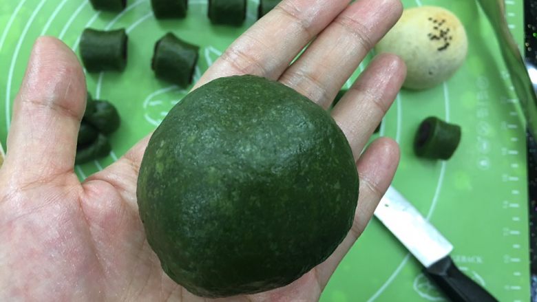 Q弹双色麻薯豆沙卷,把多出来的面团揉成圆,多出来的大概有60克。再把豆沙蛋黄馅包起来。结束题外话。