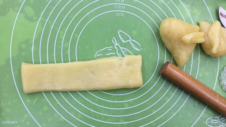 Q弹双色麻薯豆沙卷,把团用擀面杖擀成长条形,切开两头