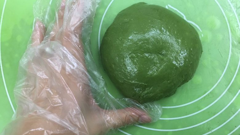 Q弹双色麻薯豆沙卷,一半加入3克的抹茶,柔均匀了。戴上手套就不粘了。