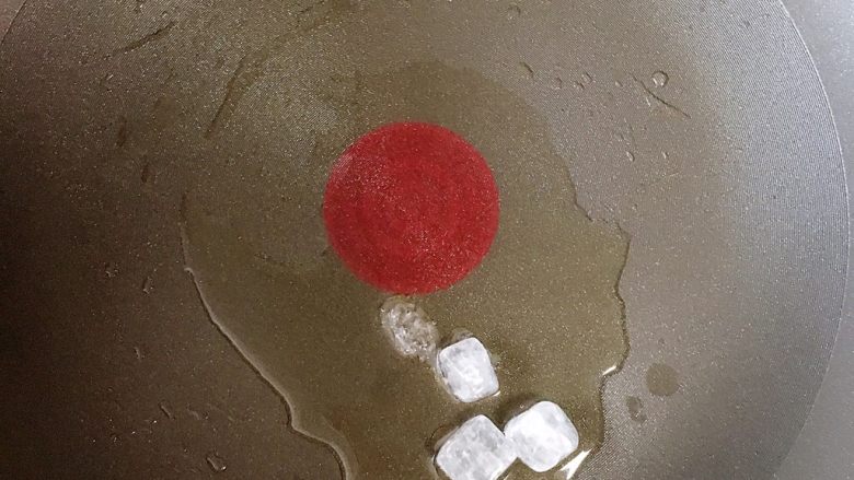 少油的红烧肉,起锅放入食用油,油少量即可因为五花肉自身会出很多油,油温5成热放入<a style='color:red;display:inline-block;' href='/shicai/ 866'>冰糖</a>炒糖色。
