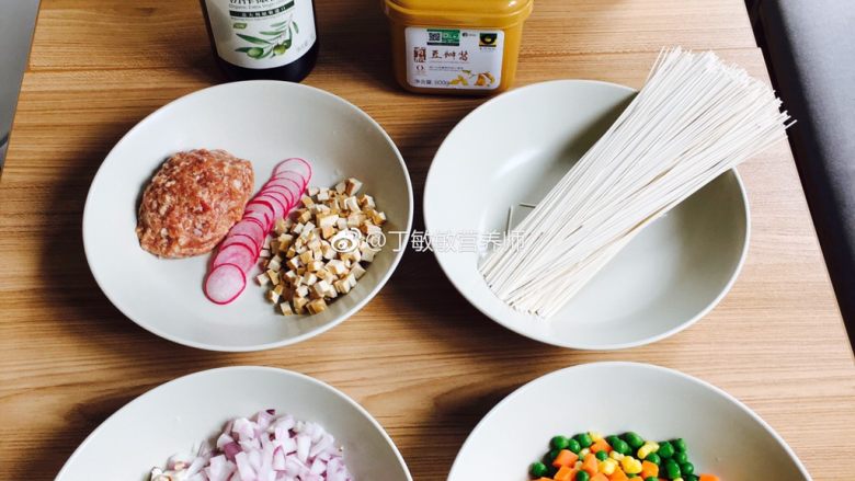豆瓣时蔬面,所有食材备好,<a style='color:red;display:inline-block;' href='/shicai/ 442'>肉末</a>、蔬菜都切丁