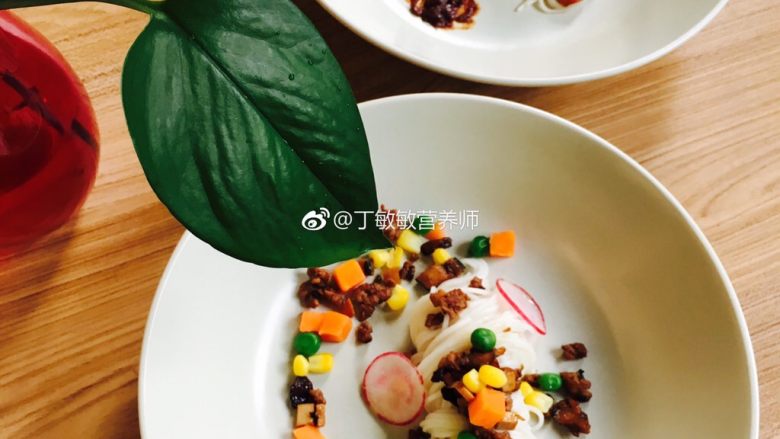 豆瓣时蔬面,玉米粒青豆胡萝卜是买的超市现成的,方便,买回来焯下水就好,吃的时候直接撒上面