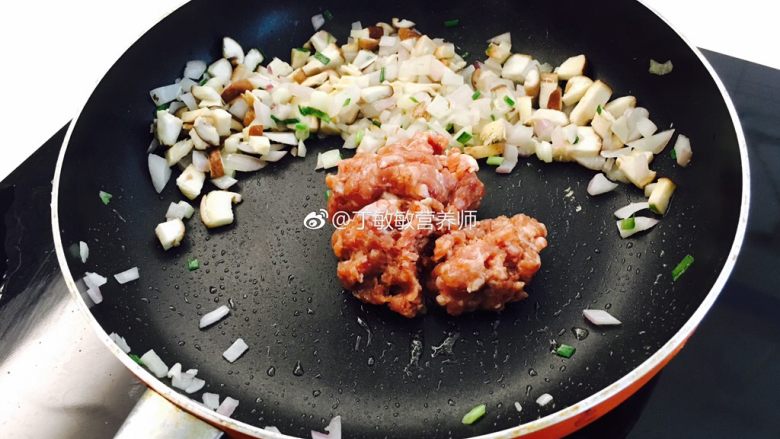 豆瓣时蔬面,加肉末(肉末提前用遵循自然酱油和料酒腌制一下)