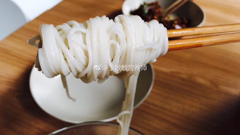 豆瓣时蔬面,<a style='color:red;display:inline-block;' href='/shicai/ 526'>面条</a>下好过下凉,用筷子卷成团,我是为了拍图,自己在家不用这么麻烦