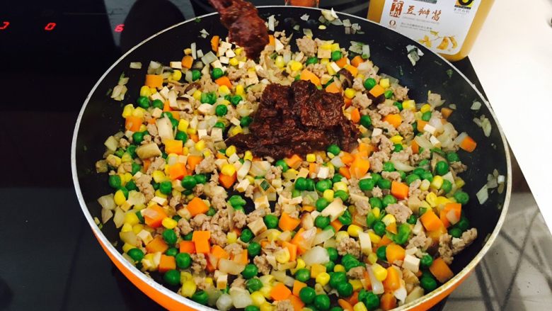 豆瓣时蔬面,最后放禾然有机豆瓣酱,炒匀