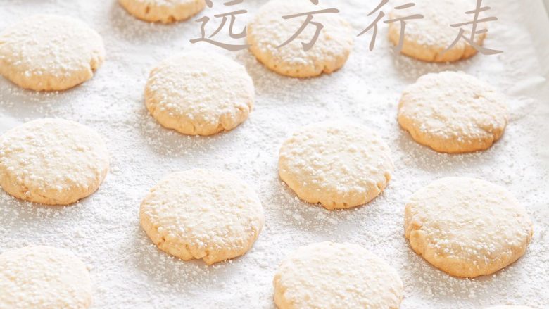杏仁小饼干,从烤炉出来后，晾2⃣️分钟，撒上糖粉