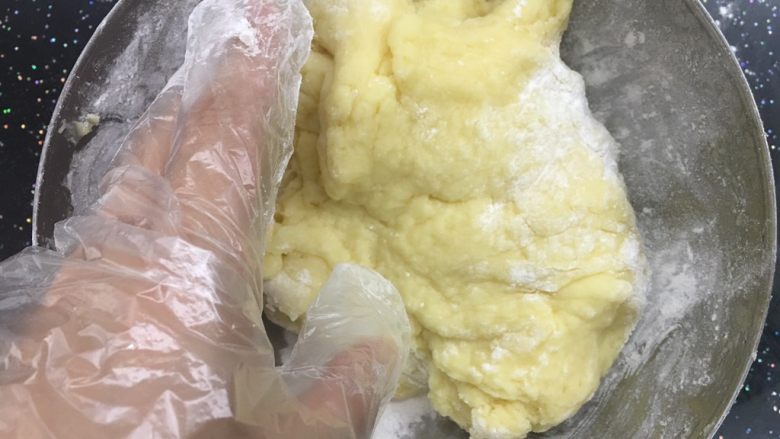 豆沙蛋黄馅麻薯饼,用手揉,记得戴上手套哦。