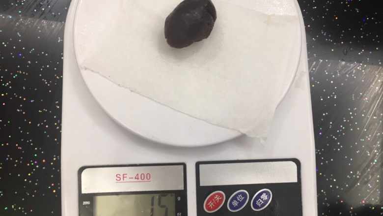 豆沙蛋黄馅麻薯饼,豆沙15克每个。你喜欢甜一点的,多一点豆沙的,可以加到18克。