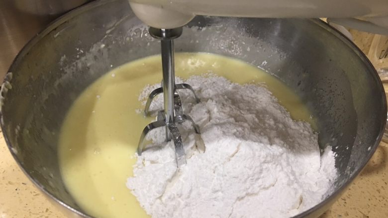 豆沙蛋黄馅麻薯饼,加入少量麻薯预拌粉搅拌。液体还稀的时候用机器挺好。但是开始浓稠的时候还是用刮刀吧,要不会飞溅出来的。