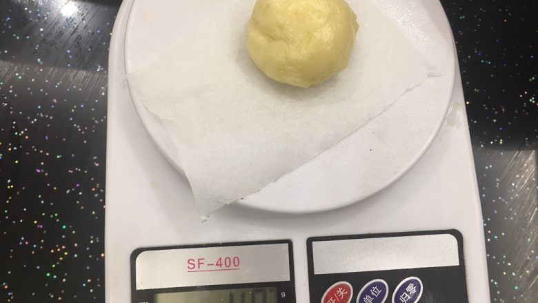 豆沙蛋黄馅麻薯饼,把面团分成40克每个,这样出来的皮比较薄,你想厚一点,可以加到60克每个。