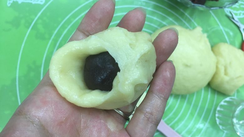 豆沙蛋黄馅麻薯饼,像包包子一样包起来。麻薯团很有粘性的,怎么包都可以,均匀就行。如果觉得粘就带上手套。
