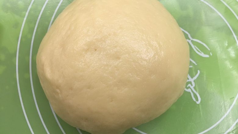 豆沙蛋黄馅麻薯饼,揉成表面光滑的面团。记得不能揉不久,因为会粘。自己稍微把握好一点。