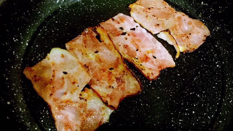 手抓饼版培根鸡蛋饼,再翻面煎一面,两面都呈微焦状态