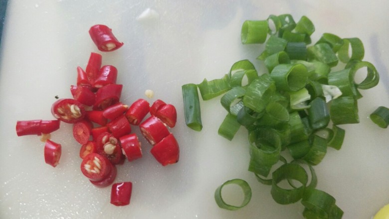 蒜蓉粉丝虾,葱花,小米辣切丁