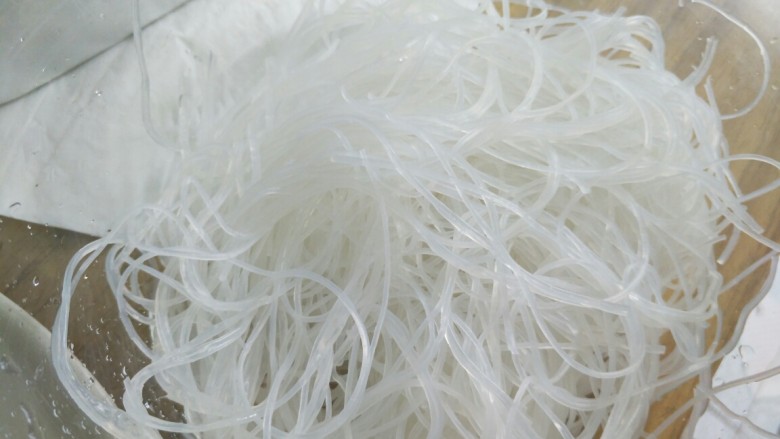 蒜蓉粉丝虾,粉丝去水,剪几刀