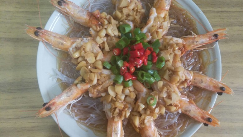 蒜蓉粉丝虾,放入切好的葱花,小米辣
