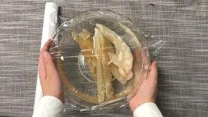 【小森妈妈菜谱】滋补养颜牛奶花胶冻 ,把水煮开,(可以适当加入生姜去腥)倒入花胶中,3分钟后倒掉水,然后立即放入冰水中浸泡几个小时即可。