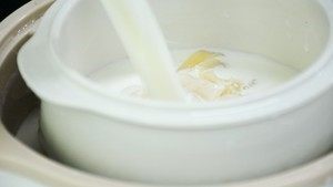 【小森妈妈菜谱】滋补养颜牛奶花胶冻 ,煮好后的花胶牛奶,看起来是不是很鲜美,味道也是很棒的!可以直接开吃囖。