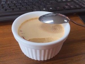 【小森妈妈菜谱】滋补养颜牛奶花胶冻 ,夏天嘛,自然喜欢冰冰的感觉,放到冰箱后,晚上拿出来吃,就变成花胶牛奶冻囖。看会电影,吃上一口,美美的满足,满满的都是胶原蛋白~!
