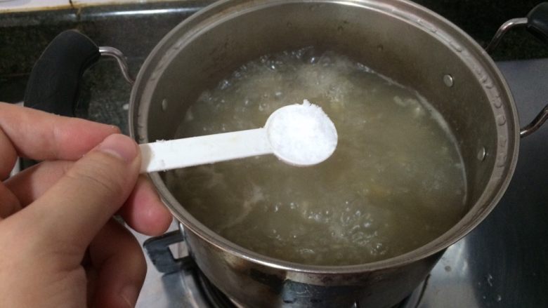 橄榄瘦肉汤,煲差不多四十分钟到一个小时后,汤色变黄就差不多了,下盐