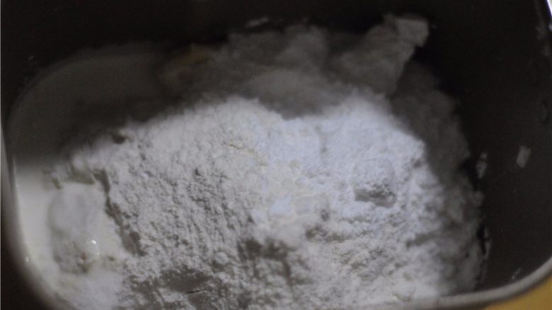 淡奶油超柔软土司,主面团里面的食材一起放进去,将面团发酵好