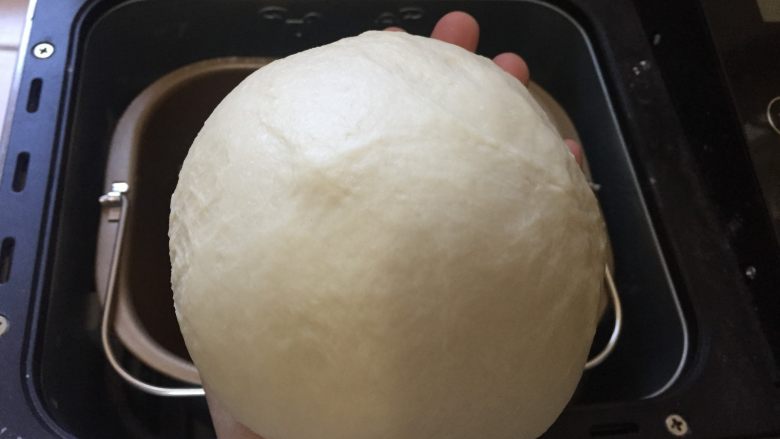 心形玉米火腿沙拉包,面团的所有材料放入面包桶中,揉面两个程序约40分钟至面团均匀可以拉出筋膜
准备第一次发酵