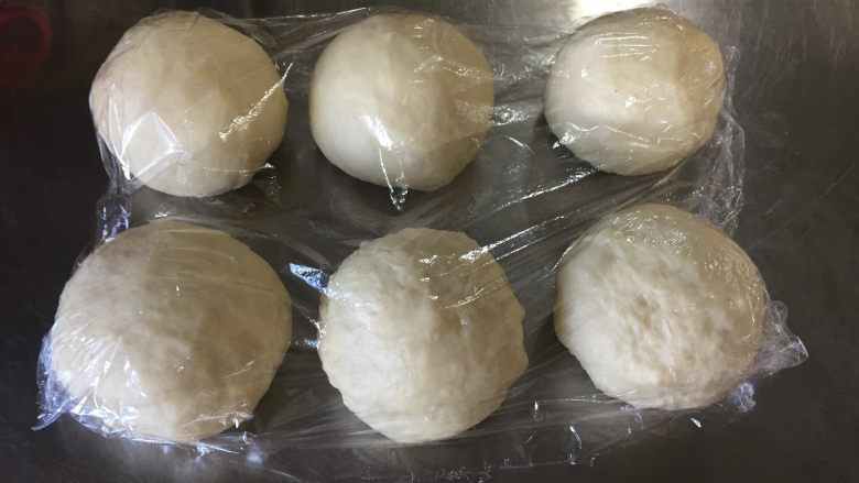 心形玉米火腿沙拉包,面团发酵后排气揉匀,用电子秤平均分割成六份
盖保鲜膜静置松弛30分钟