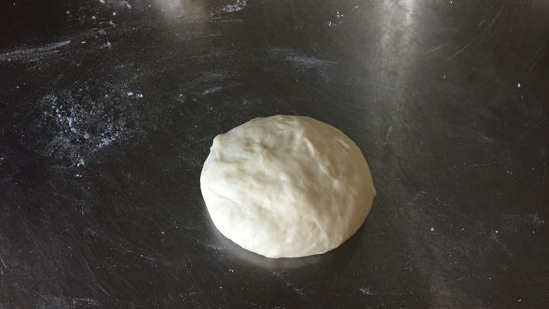 心形玉米火腿沙拉包,现在开始给面团塑形,小面团按扁