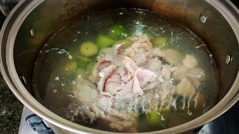 橄榄瘦肉汤,放瘦肉,有蜜枣的可以放一粒蜜枣,所有水果煲出来的汤都带有酸味,梨除外!蜜枣可以中和一下酸味,我没有就没放😁