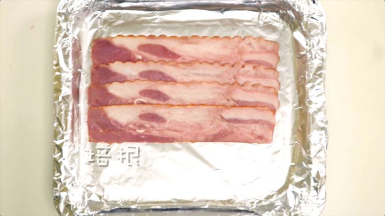 动漫棒骨肉,烤盘中垫上锡纸,然后将<a style='color:red;display:inline-block;' href='/shicai/ 443'>培根</a>铺在锡纸上