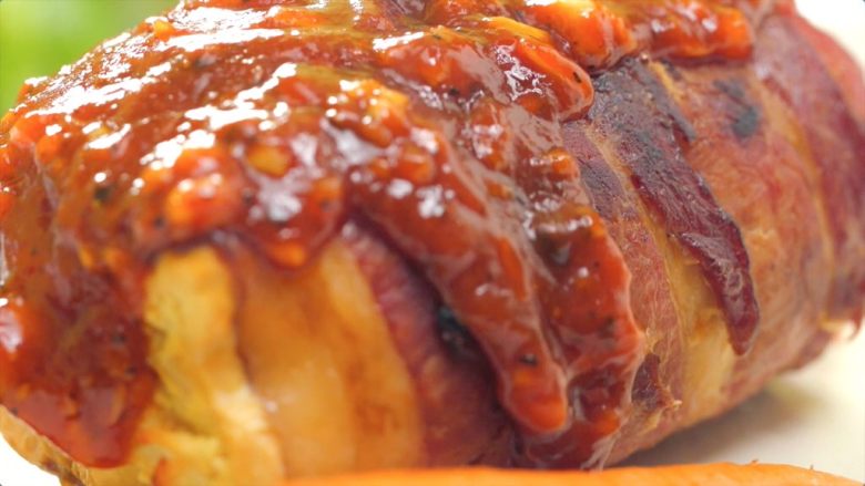 动漫棒骨肉,取出烤好的棒骨肉,淋上刚做好的烤肉酱,完工!