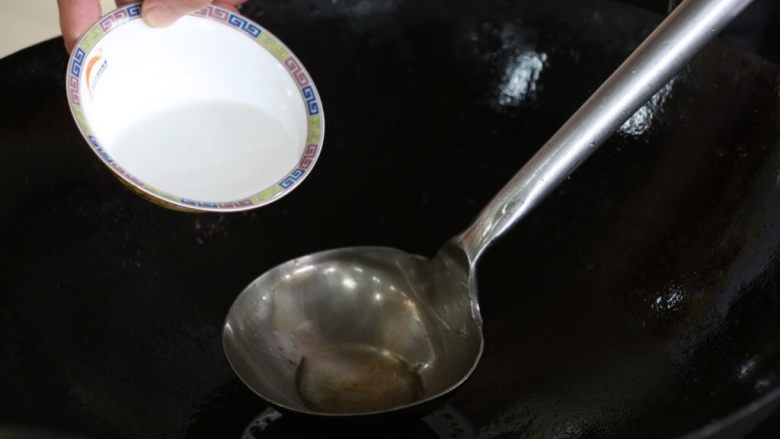 中式美食蒜蓉河虾,再加入适量的醋