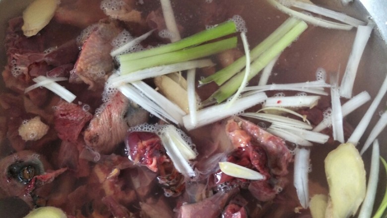 孜然花椒鸽子肉,放入姜片葱段,大火煮开