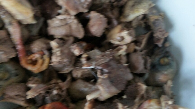 孜然花椒鸽子肉,捞出,沥出水分,挑出葱姜