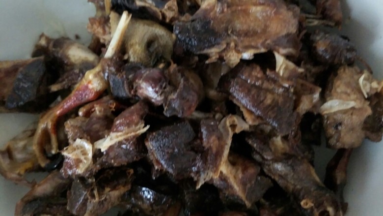 孜然花椒鸽子肉,捞出,控油