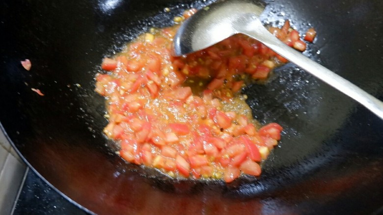 宝宝辅食 番茄鸡蛋疙瘩汤,加一小勺糖调和酸度,加盐调味儿,小孩子吃不宜多,大人吃酌量多一点。小火翻炒至番茄出汁儿,再倒入水。这个过程需要点耐心,小火炒。