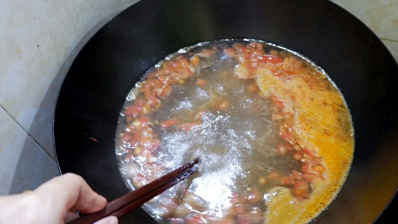 宝宝辅食 番茄鸡蛋疙瘩汤,水开以后,就可以把搅好的疙瘩倒进锅里了。