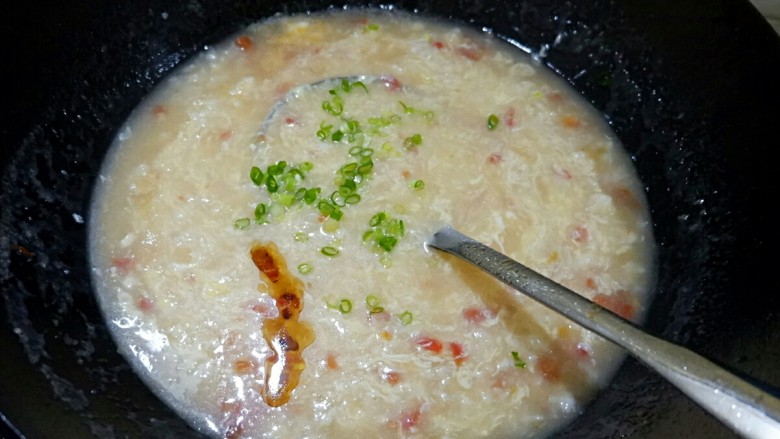 宝宝辅食 番茄鸡蛋疙瘩汤,撒葱花,淋<a style='color:red;display:inline-block;' href='/shicai/ 847'>香油</a>。