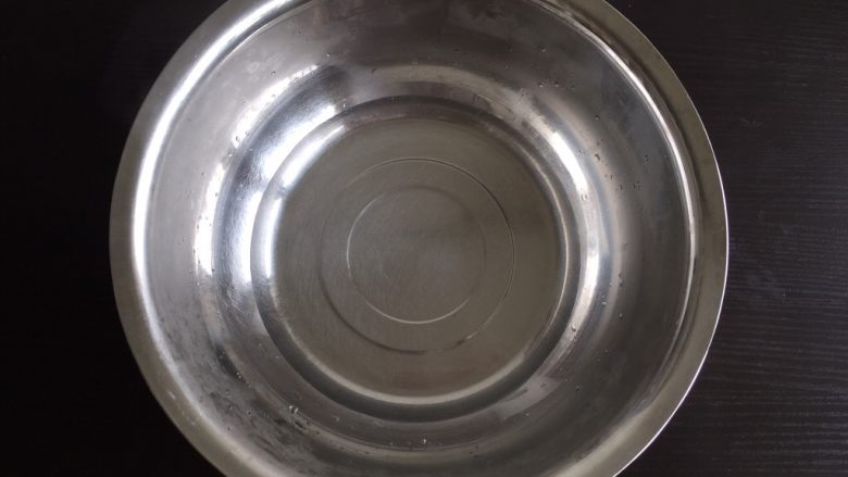 无油原始蛋糕,准备一个稍大的盆,盆里加些热水