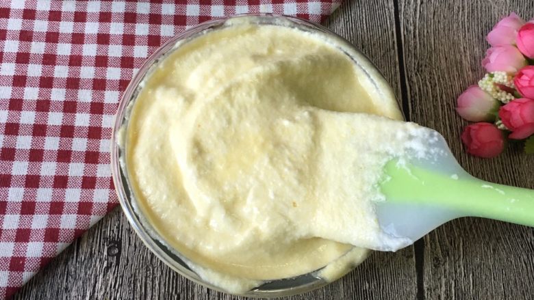 电饭锅版小米蛋糕,继续加入蛋白霜,切拌均匀。