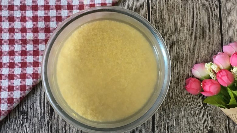 电饭锅版小米蛋糕,小米提前淘洗一遍,然后用清水泡2个小时左右。