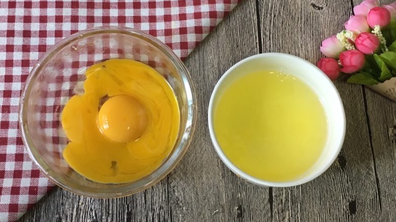 电饭锅版小米蛋糕,蛋清蛋黄分离,蛋清装到无油无水的碗里