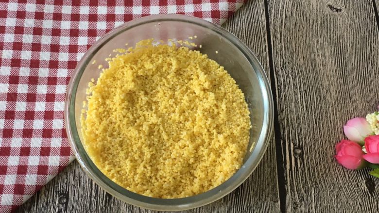 电饭锅版小米蛋糕,小米泡好后沥干水分