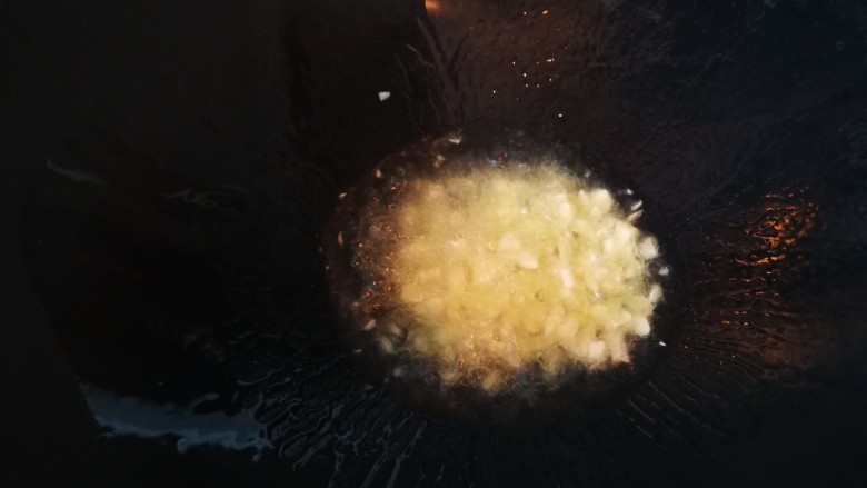 香菇百合枇杷腿,蒜末爆香,倒入鸡肉滑散均匀出油。