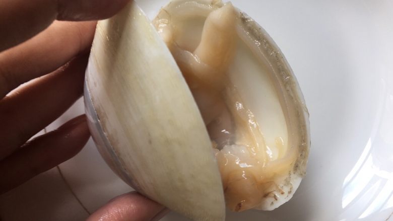 蒜蓉粉丝贵妃蚌(多粉丝版,洗干净,看到边上的沙石了吗?用刀刮干净。