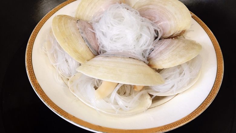 蒜蓉粉丝贵妃蚌(多粉丝版,水开之后下锅蒸3分钟。没错,3分钟,多了会老。