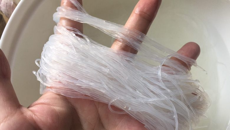蒜蓉粉丝贵妃蚌(多粉丝版,基本泡熟的粉丝,要15分钟左右。太长的话可以中间剪一刀。粉丝一定要基本熟的状态哈。