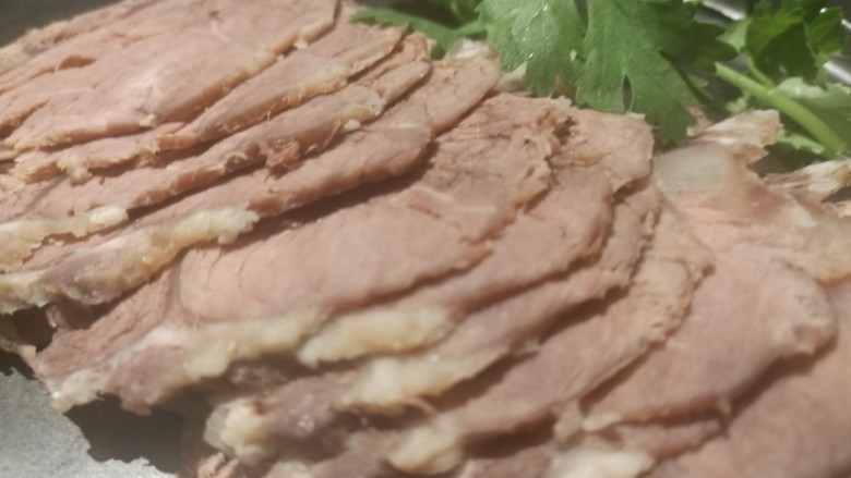 香辣梅花牛健,取出牛肉,切片大薄片(逆牛肉肌里纹路)